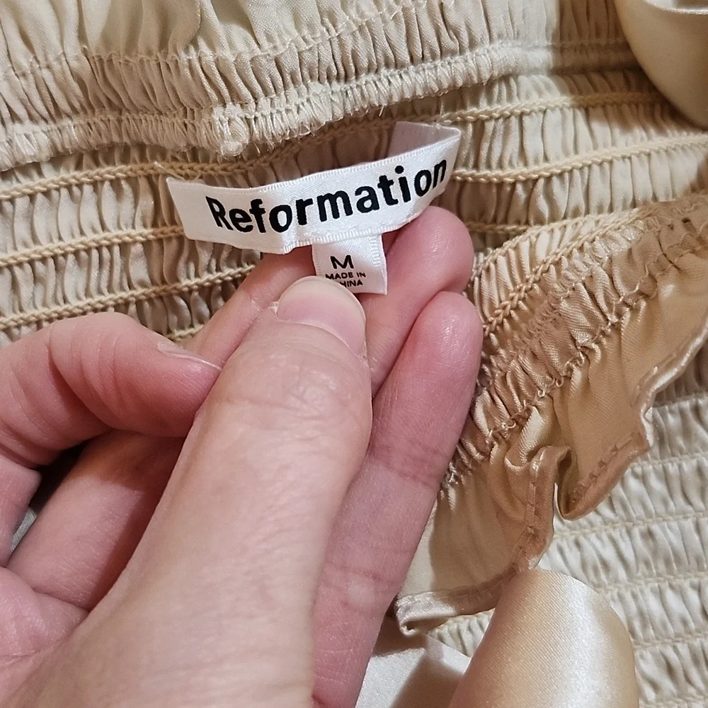 NWOT Reformation Pina Top in Almond Gold 100% Silk Size M - Picture 2 of 4